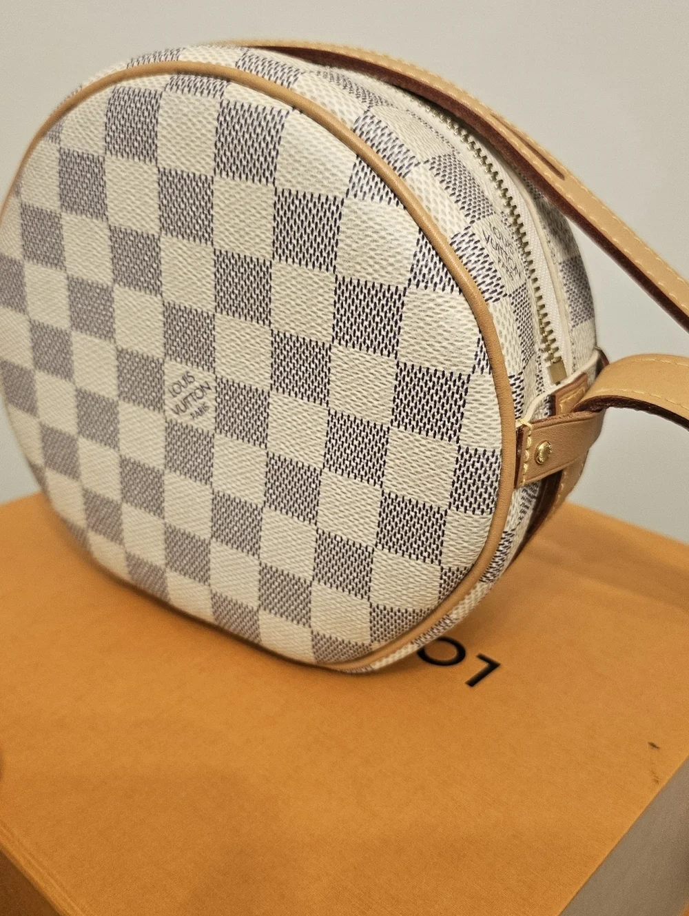Louis Vuitton Boite Chapeau Souple PM Crossbody Bag in the beautiful Damier Azur - Picture 3 of 12
